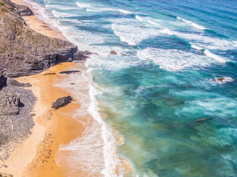 FALÉSIAS E ONDAS EM ARRIFANA, PORTUGAL