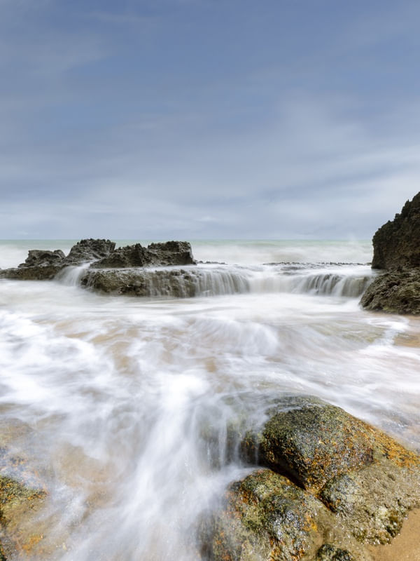 QUANDO O MAR DESENHA NAS PEDRAS