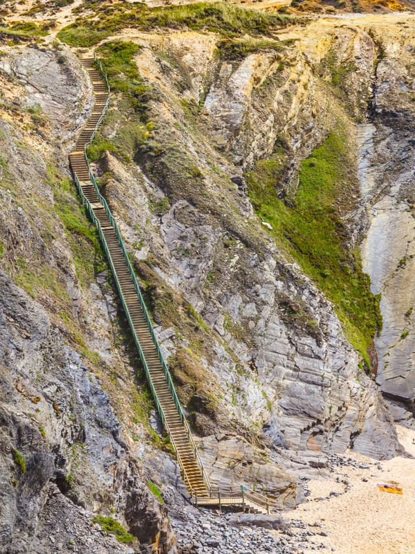 ESCADARIA PARA A PRAIA EM ZAMBUJEIRA DO MAR