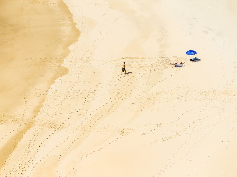 PESSOAS NA PRAIA EM ZAMBUJEIRA DO MAR