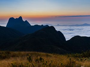 LINDO AMANHECER NO ALTA DAS MONTANHAS