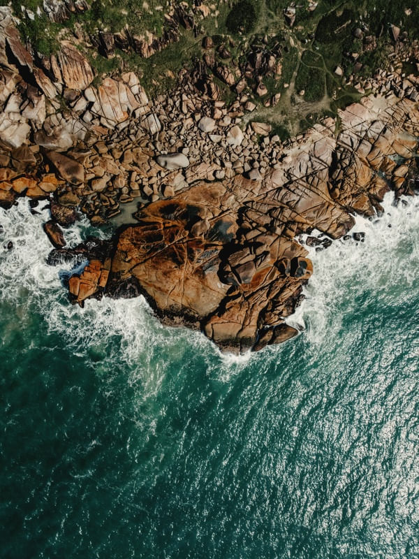 NATUREZA - PEDRAS NO COSTÃO DA PRAIA GUARDA DO EMBAÚ -SC