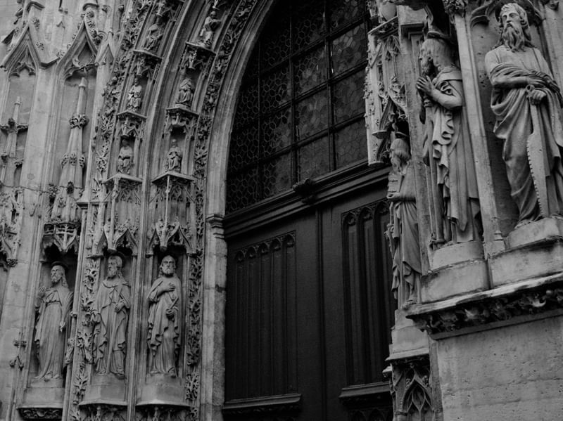 DA SÉRIE PARIS: SAINT-MERRY (PORTAL B&W)