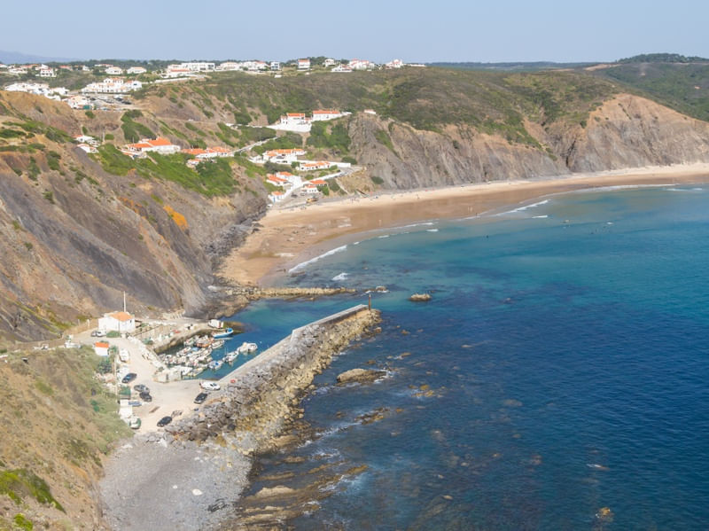 VILA, FALÉSIAS E PRAIA EM ARRIFANA, PORTUGAL