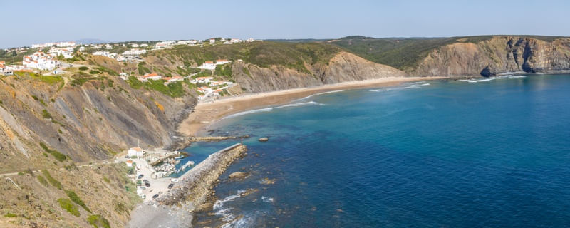 VILA, FALÉSIAS E PRAIA EM ARRIFANA, PORTUGAL 2