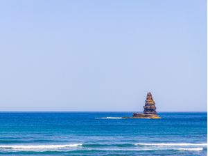 ROCHA NO MAR EM ARRIFANA, PORTUGAL