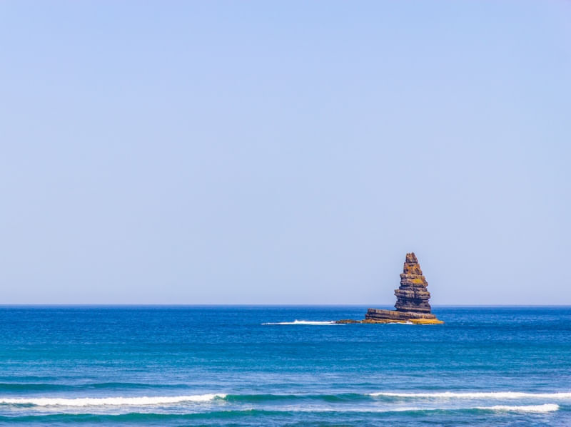 ROCHA NO MAR EM ARRIFANA, PORTUGAL