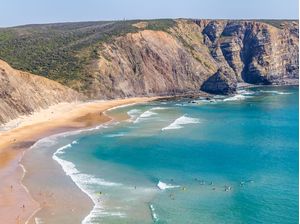 FALÉSIAS E PRAIA EM ARRIFANA, PORTUGAL