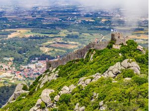 CASTELO DOS MOUROS COM NUVENS, ROCHAS E VEGETAÇÃO