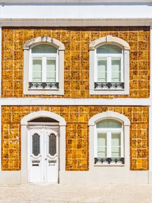 CASA PORTUGUESA COM AZULEJOS NAS PAREDES