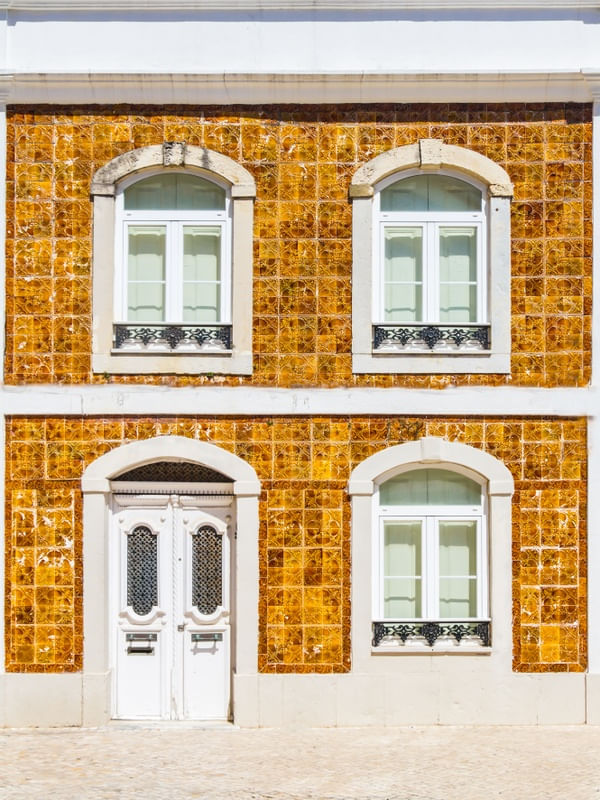 CASA PORTUGUESA COM AZULEJOS NAS PAREDES