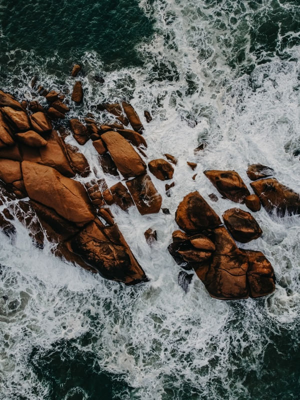 NATUREZA: MAR E PEDRAS