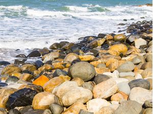 PRAIA COM PEDRAS E ONDAS EM FLORIANÓPOLIS
