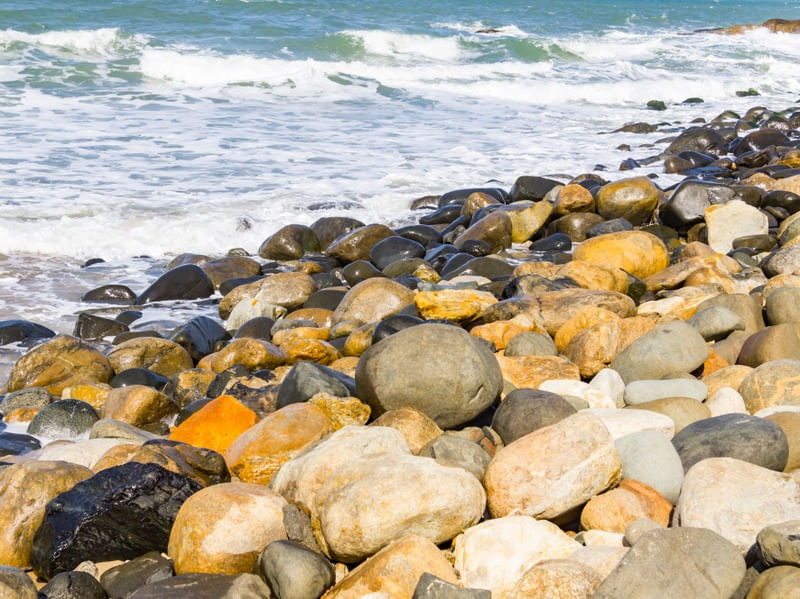 PRAIA COM PEDRAS E ONDAS EM FLORIANÓPOLIS