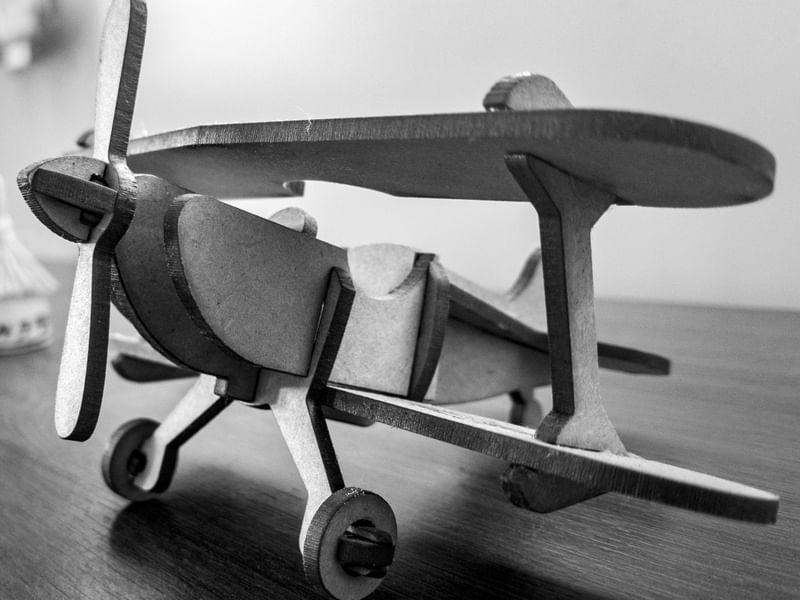 AVIÃO DE BRINQUEDO
