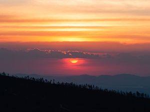 POR DO SOL E A COLINA DOS PINHEIROS