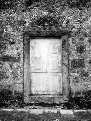PORTA DE IGREJA ANTIGA I P&B