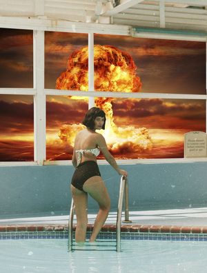 MULHER PISCINA