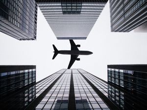AVIÃO NA CIDADE GRANDE