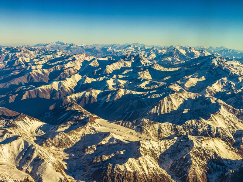 MAR DE PICOS DE MONTANHAS