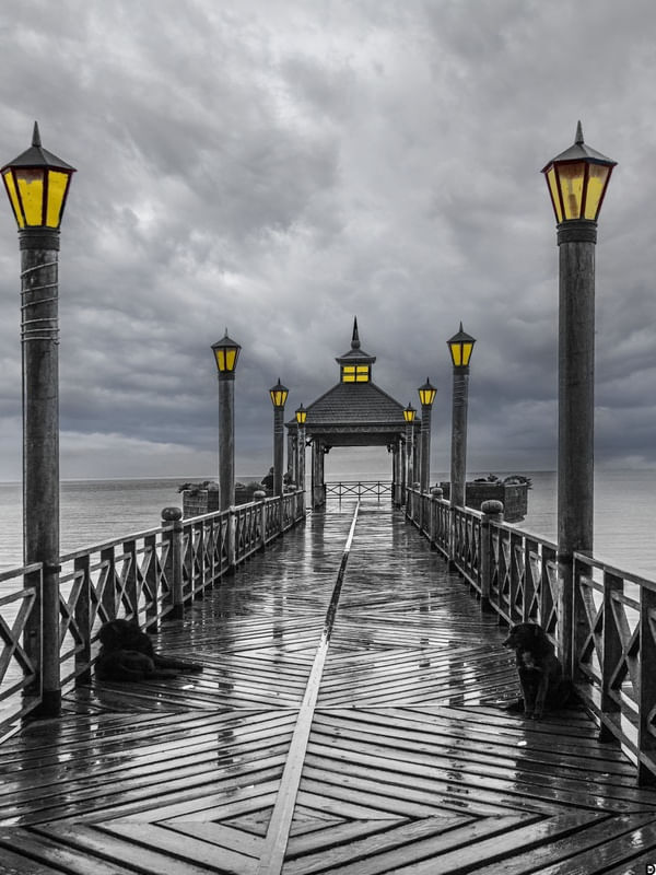 UM EMBARCADOURO ILUMINADO