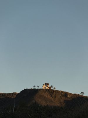 CASA SOLITÁRIA