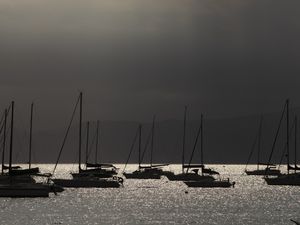 CONTRASTE - VELEIROS NA PRAIA DE SANTO ANTONIO DE LISBOA