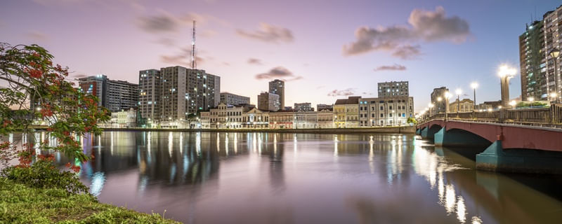 RIO CAPIBARIBE, RUA DA AURORA E PONTE PRINCESA ISABEL ALINHADAS