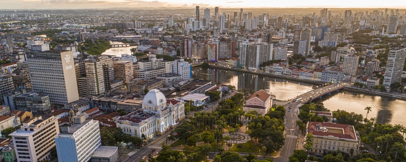 AURORA, TRIBUNAL, PALÁCIO E TEATRO EM HARMONIA COM O FIM DE TARDE