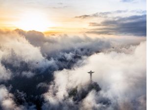 VOANDO SOBRE O CRISTO