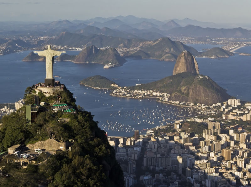 RIO DE JANEIRO - VOANDO SOBRE O CRISTO REDENTOR COLORIDO