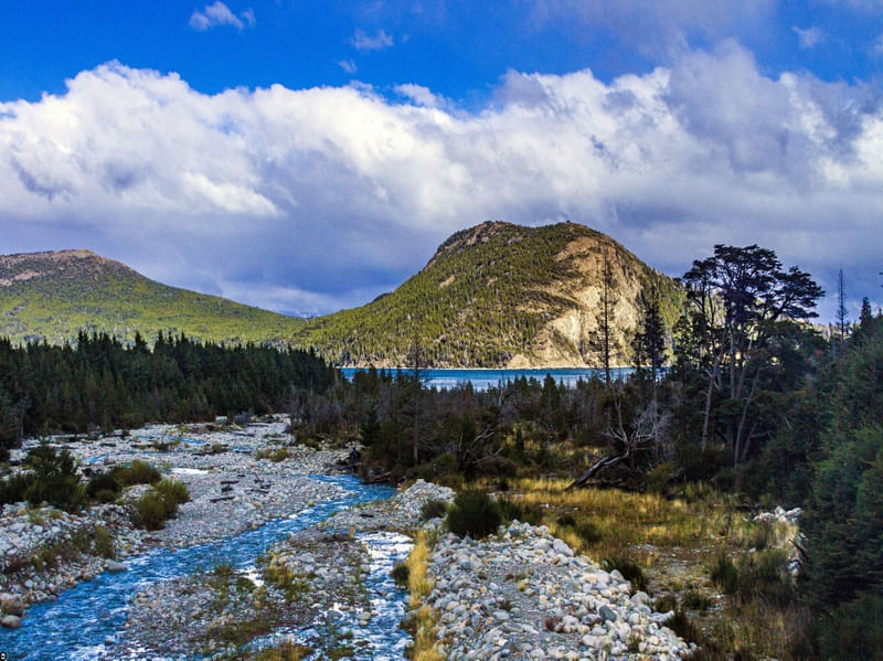 UM RIACHO NAS MONTANHAS