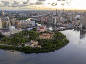 PALÁCIO CAMPO DAS PRINCESAS COM O RECIFE AO FUNDO SOB O PÔR DO SOL