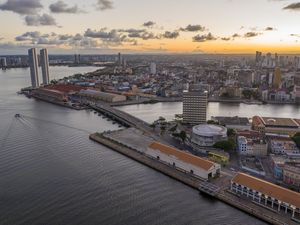 RIO CAPIBARIBE E AS DUAS TORRES DO RECIFE AO PÔR DO SOL