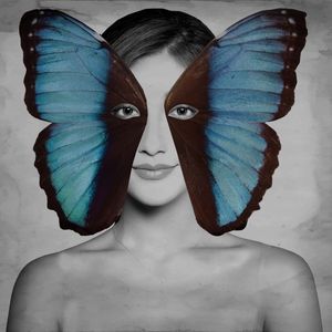 MULHER COM MÁSCARA DE BORBOLETA