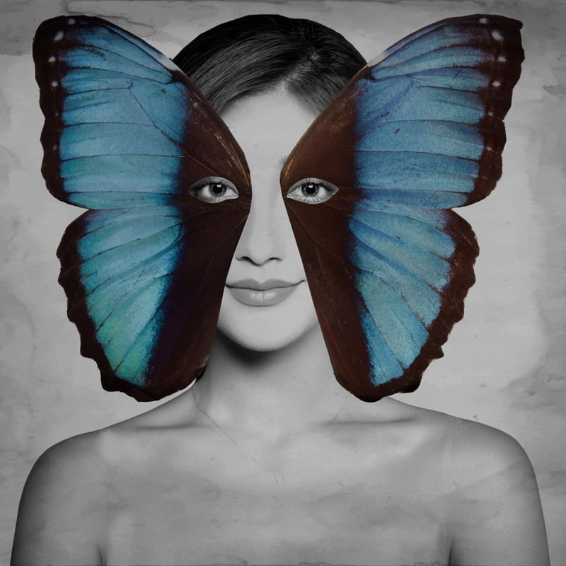 MULHER COM MÁSCARA DE BORBOLETA