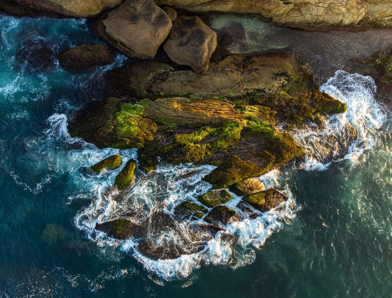 MAR AZUL AO AMANHECER NA PEDRA DO ARPOADOR