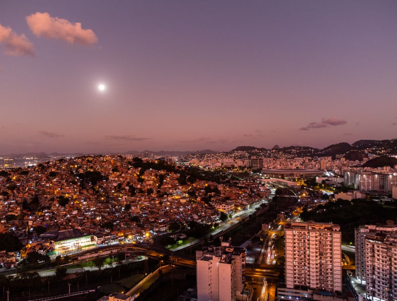 ANOITECER SOBRE A FAVELA DA MANGUEIRA