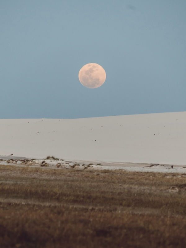 O NASCER DA LUA CHEIA NOS LENÇÓIS