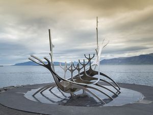 ESCULTURA VIAJANTE DO SOL EM REIQUIAVIQUE