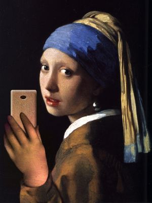 MOÇA COM CELULAR DE PÉROLAS