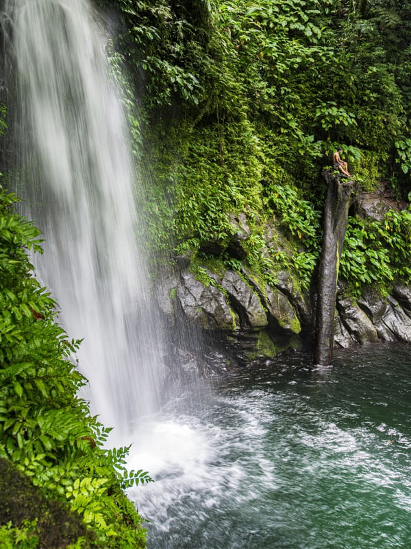 GAROTO NA CASCATA