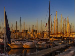POR DO SOL NO PORTO DE MARSELHA