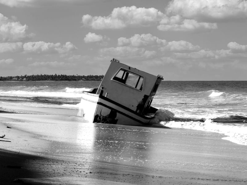 BARCO À BEIRA MAR