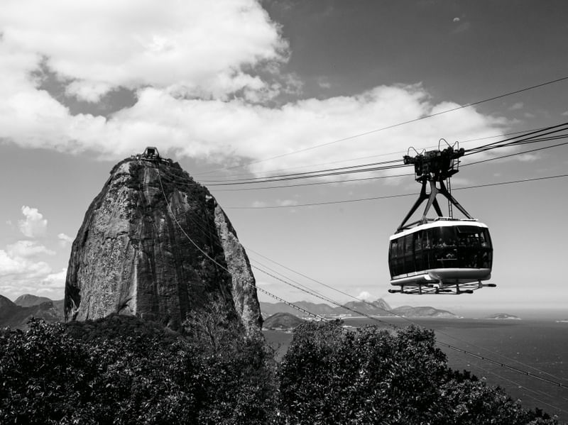 PÃO DE AÇÚCAR DE ENCANTOS EM PRETO E BRANCO