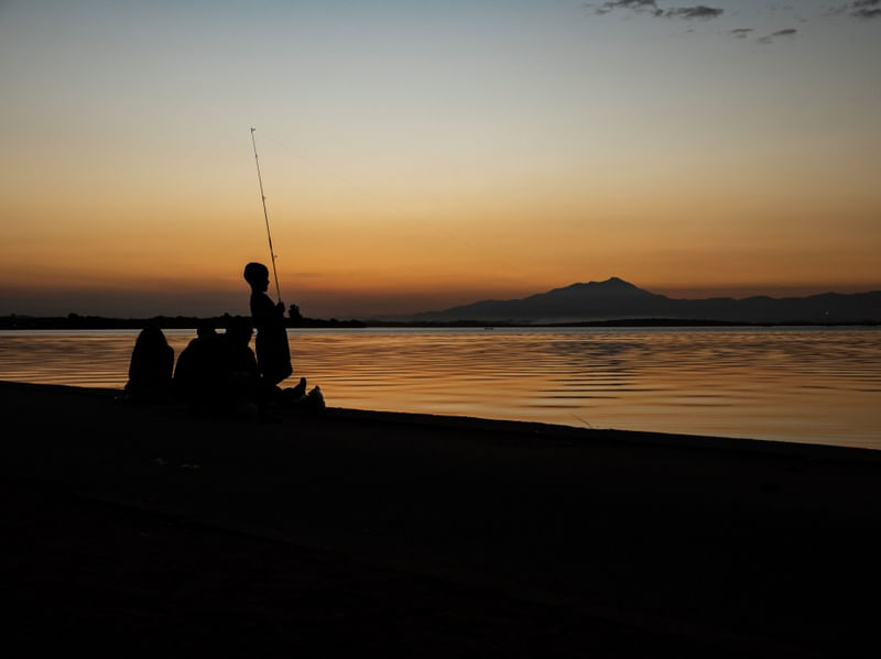 MENINO PESCANDO