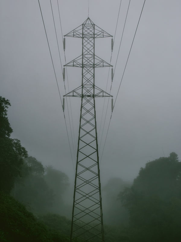 TORRE DE ENERGIA NA NEBLINA