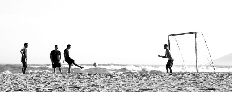FUTEBOL DE PRAIA EM PRETO E BRANCO, CAMBURI