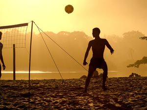 FUTEVÔLEI PRAIA CAMBURI NO POR DO SOL