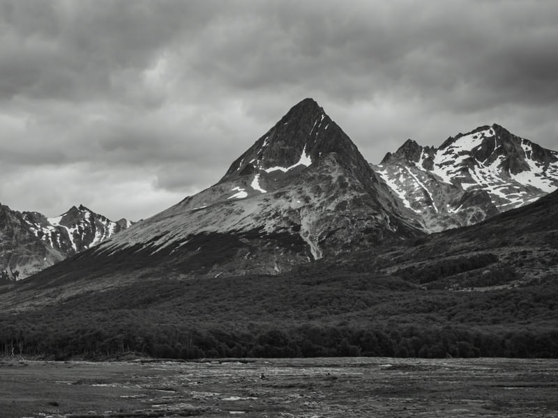 MONTANHA NA REGIÃO DE USHUAIA